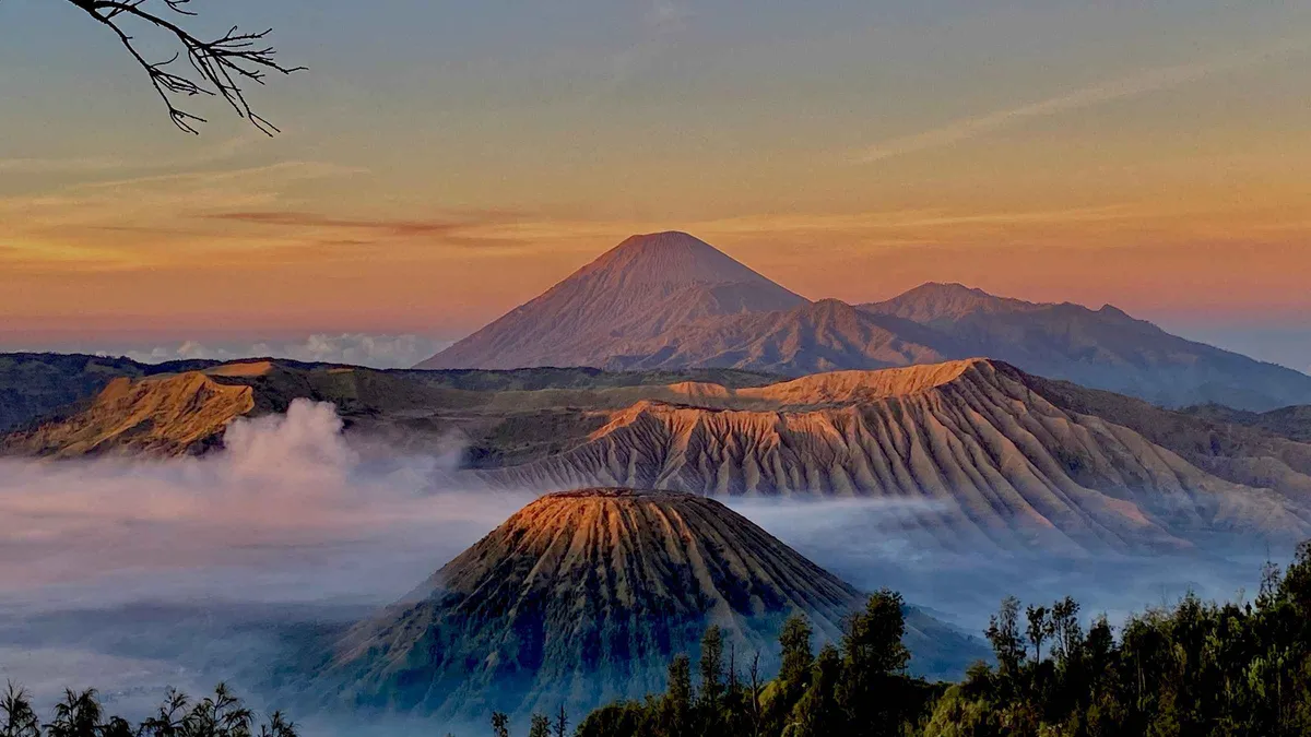 Sunrise over Mount Bromo on a 2-day Bromo and Mount Ijen crater tour