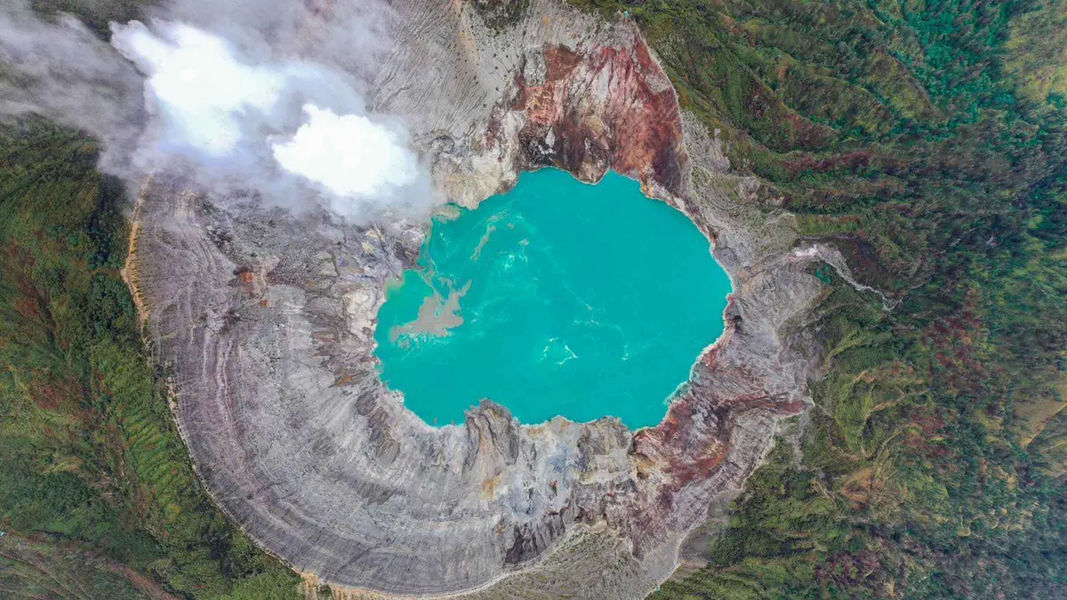 Turquoise crater lake seen from the rim on an all-inclusive Mount Ijen sunrise tour