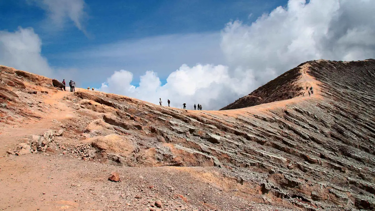 Traveller photographing the crater on a private Mount Ijen blue flame tour