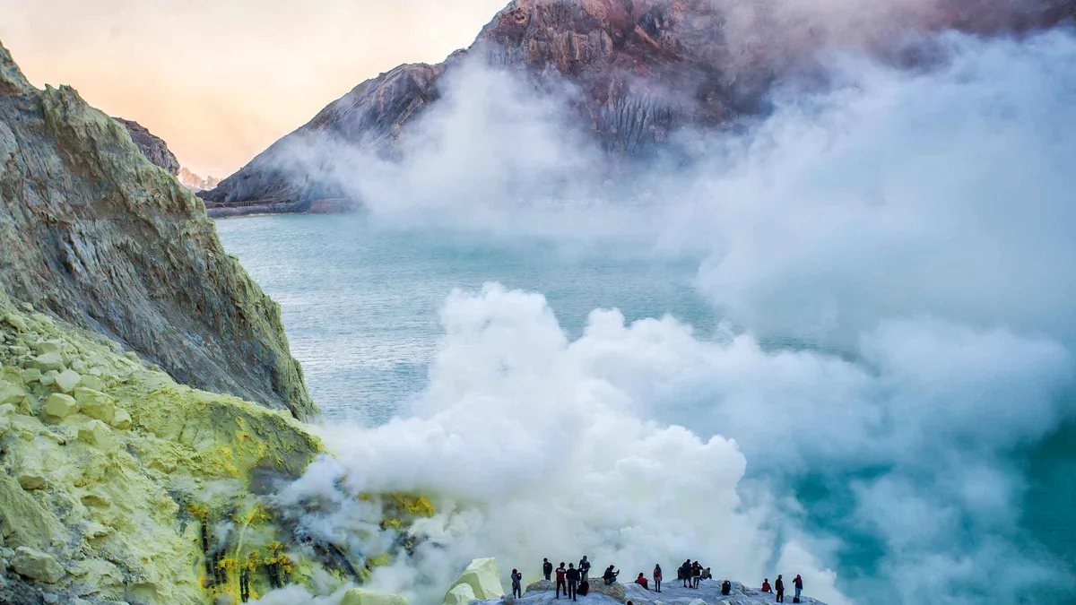 Sunrise over the Ijen crater lake on a Mount Ijen tour from Bali with overnight room